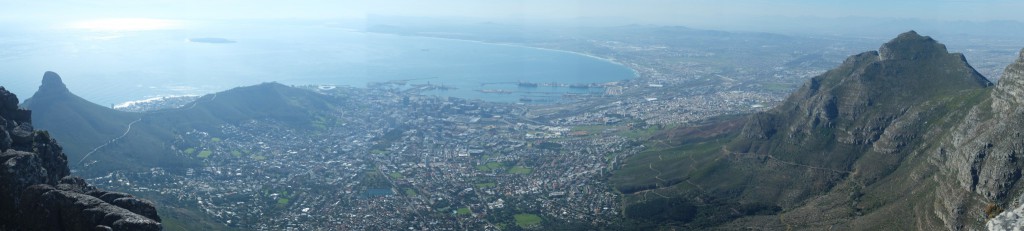 Nous grimpons ensemble la mythique Table Mountain qui domine la ville du Cap.